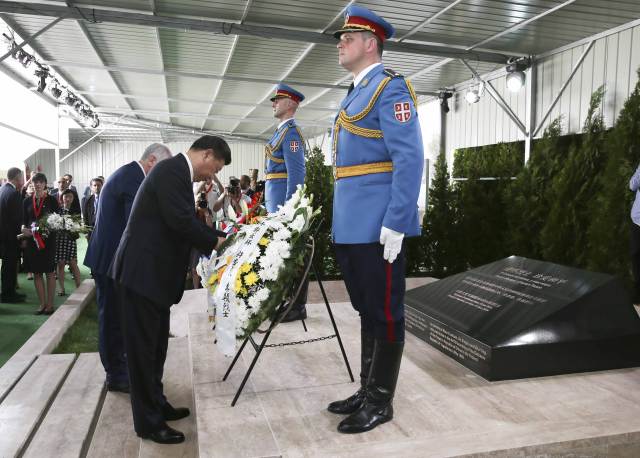 中国驻南联盟被炸使馆旧址前的两块纪念碑