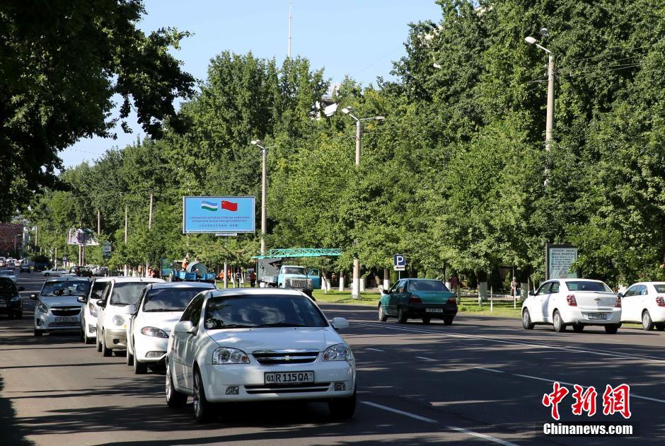 乌兹别克斯坦街头立起标牌欢迎习近平来访
