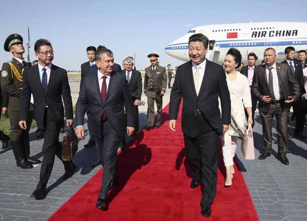 习近平抵达布哈拉开始对乌兹别克斯坦共和国进行国事访问并出席在塔什干举行的上海合作组织成员国元首理事会第十六次会议