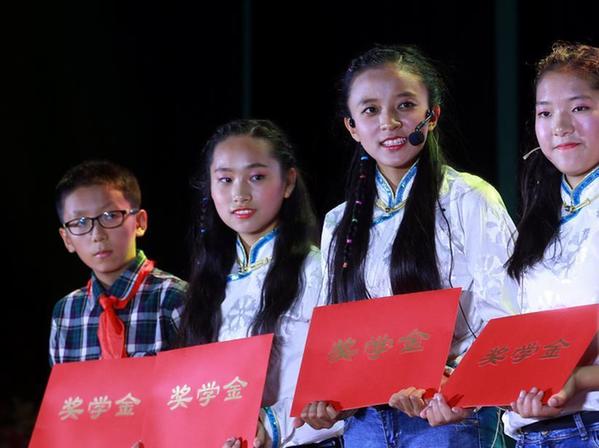 玉树灾区学生北京求学六年 今天毕业