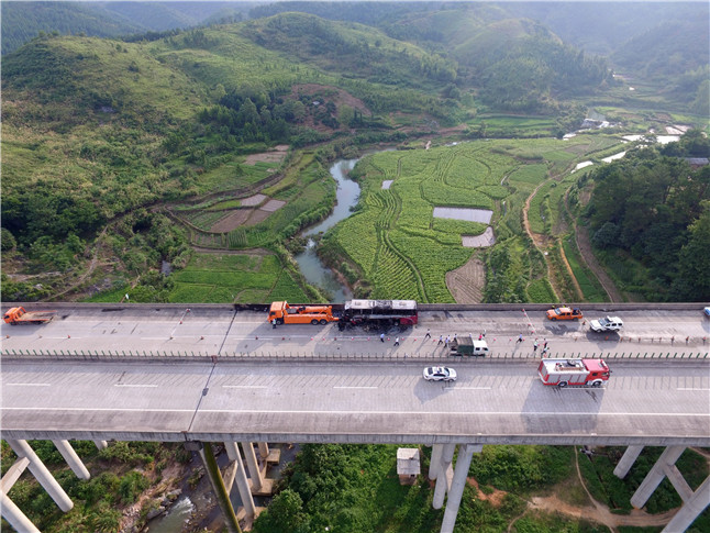 宜凤高速旅游大巴事故现场(摄影:贺茂峰)