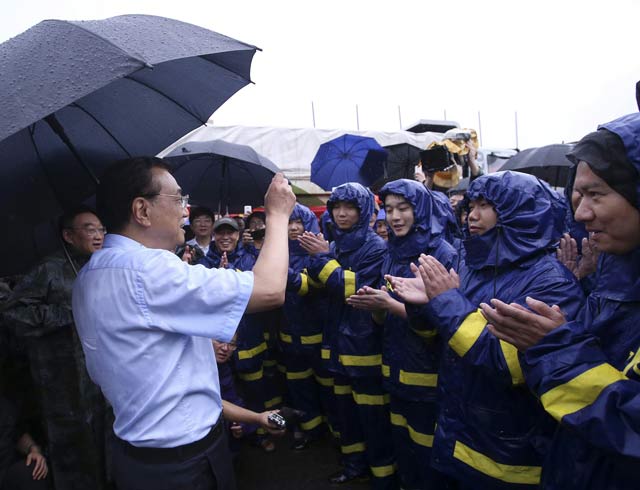 李克强总理7月6日在武汉长江干堤现场指挥抢险救灾