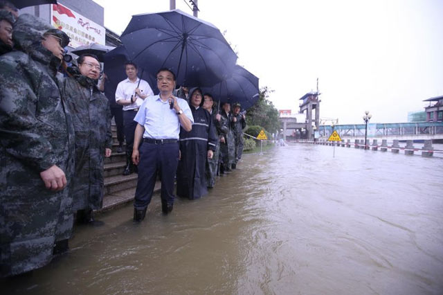 李克强总理7月6日在武汉长江干堤现场指挥抢险救灾