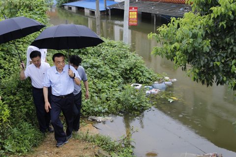 30小时转战3省察看防汛：10图回放总理汛区罕见瞬间