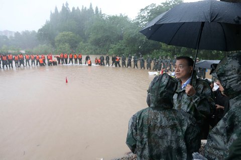 30小时转战3省察看防汛：10图回放总理汛区罕见瞬间