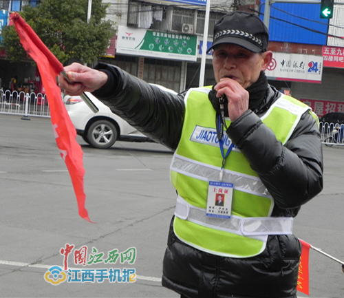 江西75岁老党员李水水：组建老年志愿服务队 8年义务当协警
