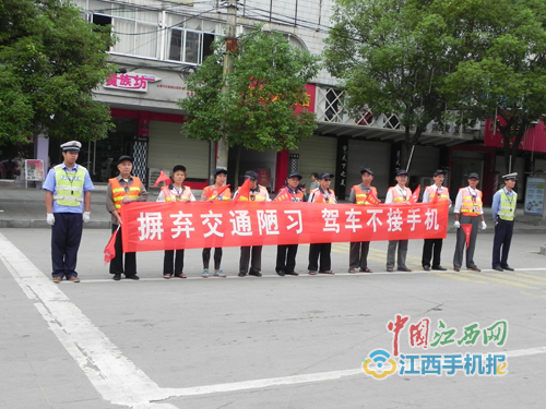 江西75岁老党员李水水：组建老年志愿服务队 8年义务当协警