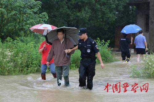 武汉警务辅助人员熊俊在洪水中展开生命大营救 群众安全转移 他却痛失爱女