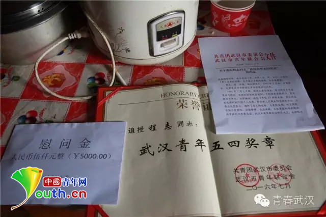 武汉抗洪牺牲青年程志:溃堤瞬间 他扛起沙袋正要