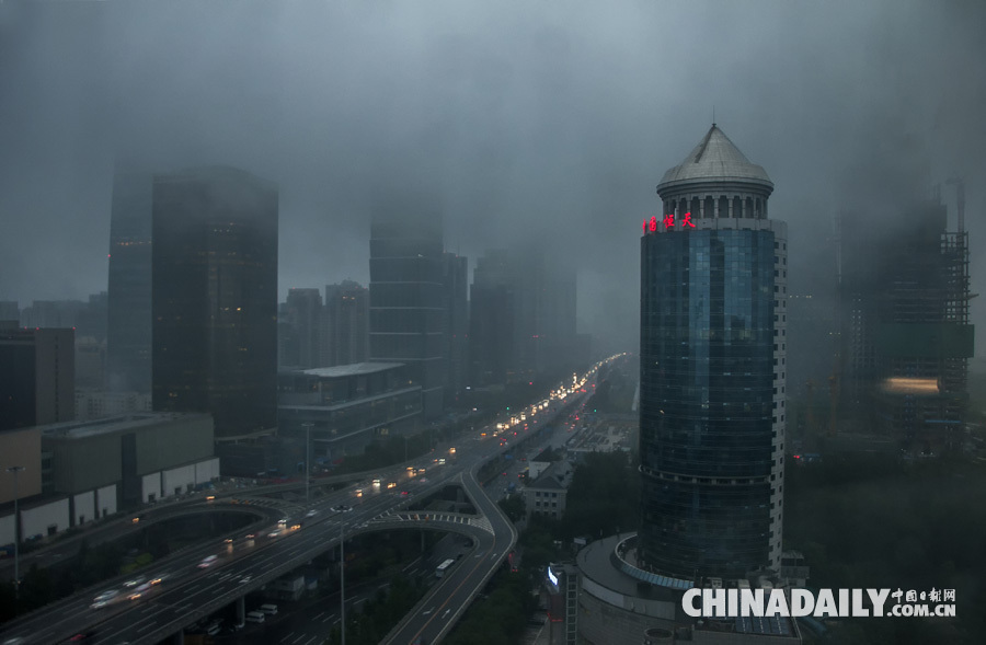 直击7.20北京暴雨 部分地区积水严重