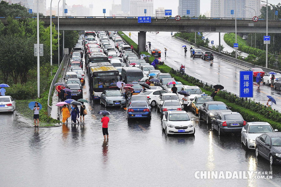 直击7.20北京暴雨 部分地区积水严重