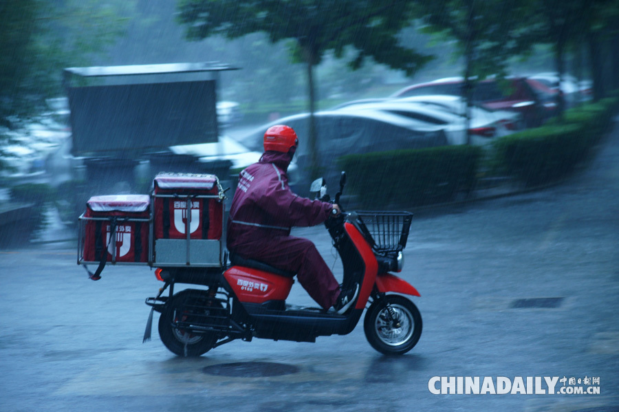 直击7.20北京暴雨 部分地区积水严重