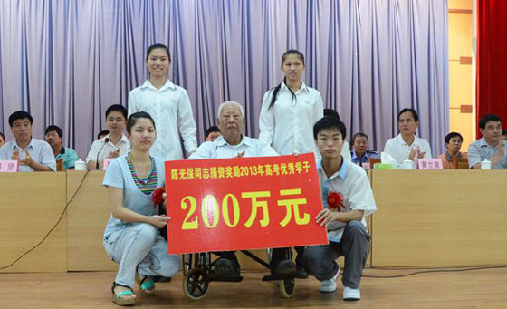 “裸捐书记”陈光保：轮椅上守望一方热土