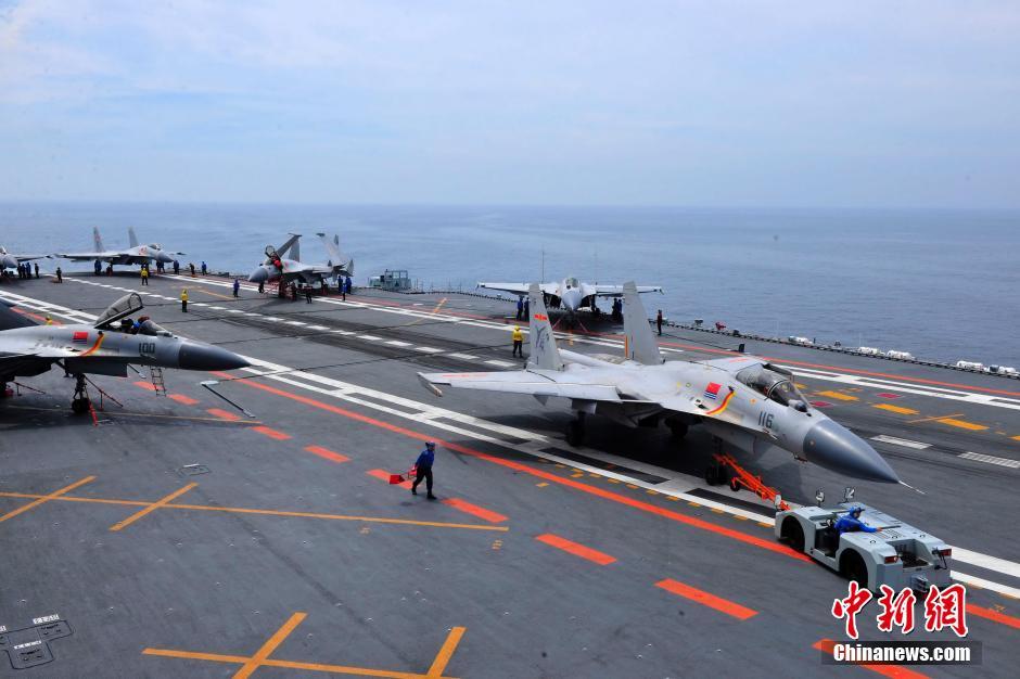 中国海军又一批舰载机飞行员成功阻拦着舰