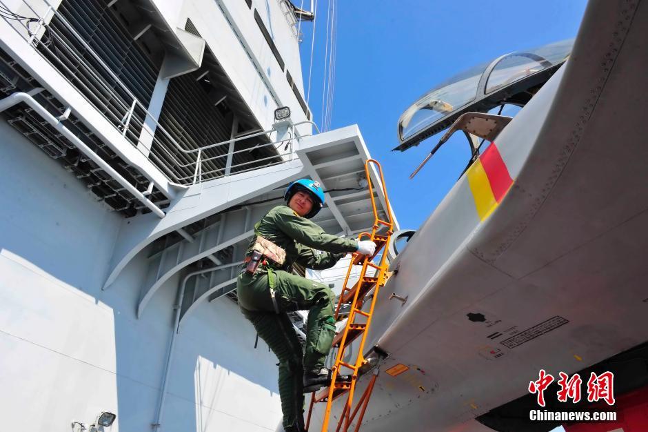 中国海军又一批舰载机飞行员成功阻拦着舰