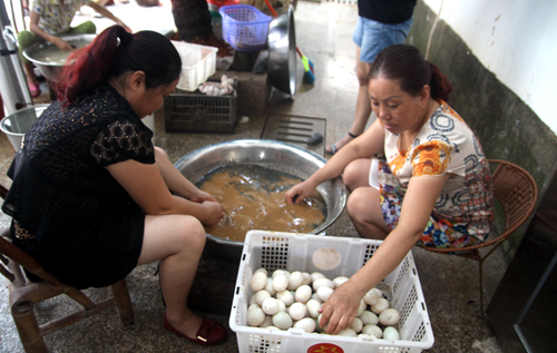 【网络媒体走转改】八旬老奶奶开网店卖咸鸭蛋 致富不忘村里人