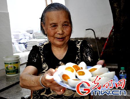【网络媒体走转改】记者手记：“咸鸭蛋”奶奶的质朴心愿