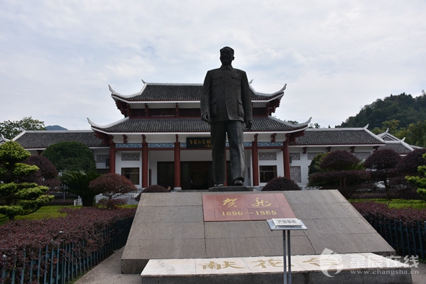 【网络媒体走转改】红色土地脱贫“长征”路上大步向前