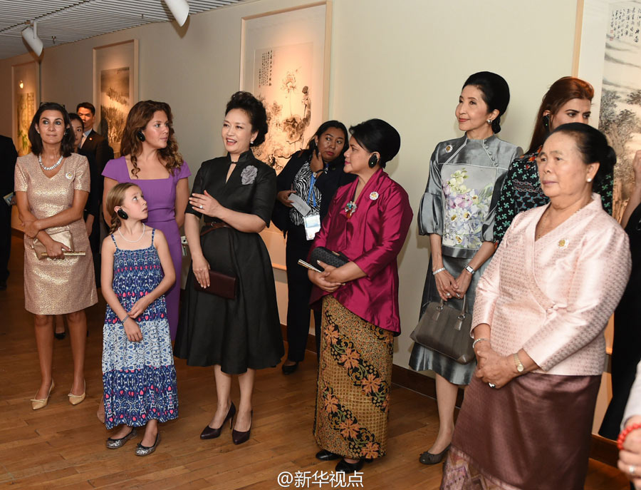 彭丽媛同二十国集团外方代表团团长夫人参观中国美术学院