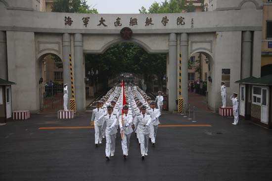 杨应森：“硝烟”弥漫的“摇篮”<BR>——海军大连舰艇学院随记