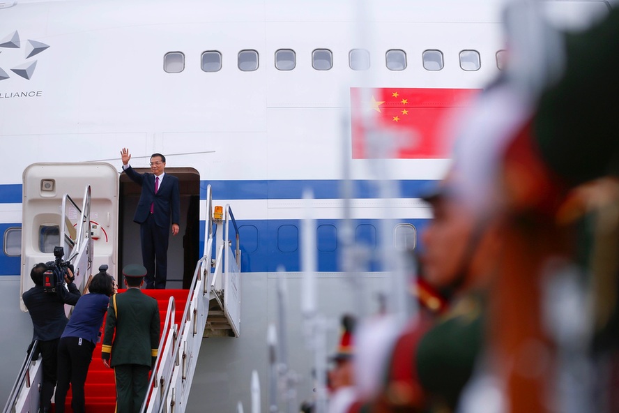 李克强总理圆满结束老挝之行 乘专机回国