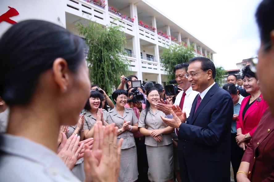 李克强老挝看望中国志愿者教师，并祝他们教师节快乐