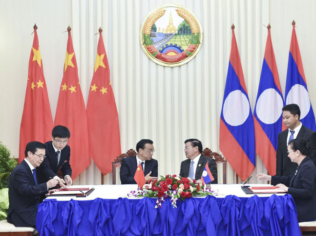 李克强同老挝总理通伦举行会谈时强调 深化沟通　加强引领 推动中老全面战略合作伙伴关系新发展