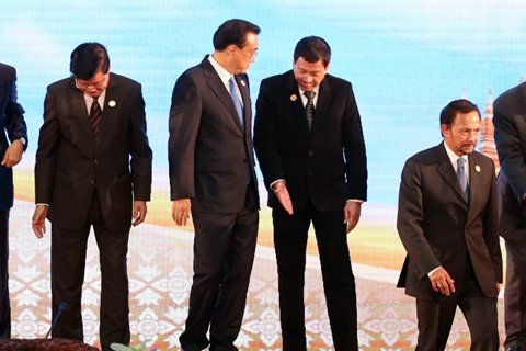 东亚峰会上的“强”式外交