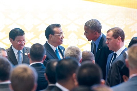 东亚峰会上的“强”式外交
