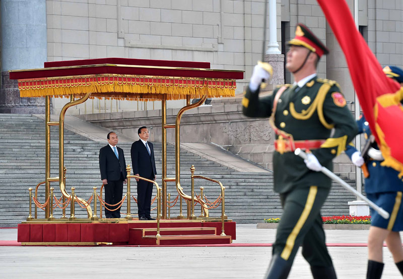 李克强举行仪式欢迎越南总理阮春福