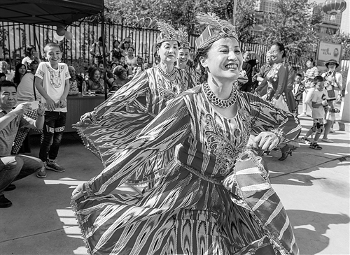 新疆少数民族群众欢庆古尔邦节：歌舞之乡传递幸福