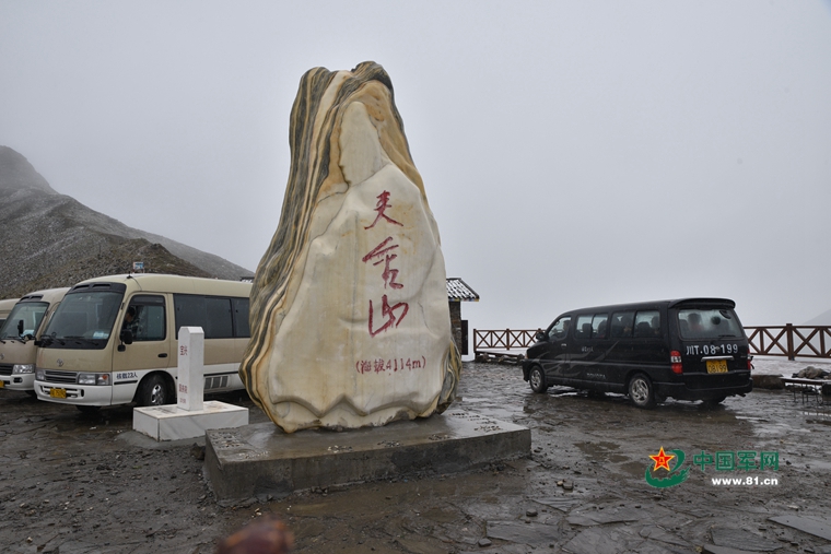 【网络媒体走转改】想一想，饿着肚子穿着单衣爬雪山有多难