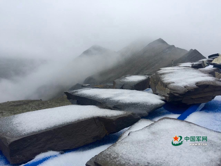 【网络媒体走转改】想一想，饿着肚子穿着单衣爬雪山有多难