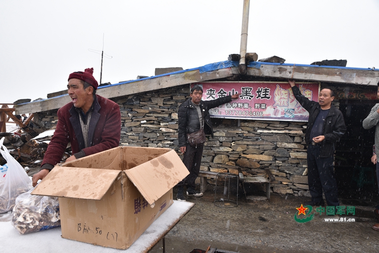 【网络媒体走转改】想一想，饿着肚子穿着单衣爬雪山有多难