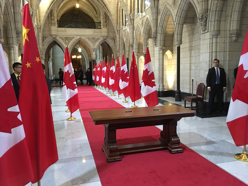 李克强会见加拿大参议长众议长