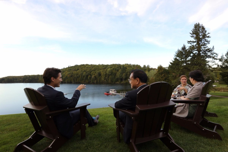李克强出席加拿大总理家宴 加总理儿子表演后空翻