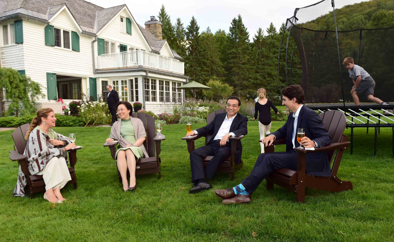 李克强出席加拿大总理家宴 加总理儿子表演后空翻