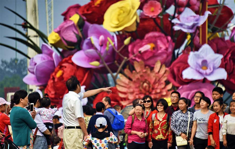北京：鲜花装点长安街