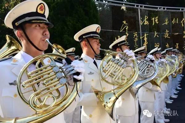 海军大连舰艇学院举行隆重升旗仪式庆祝祖国生日