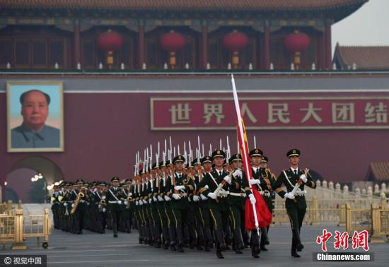 探访天安门国旗护卫队：每天握哑铃练展臂8小时