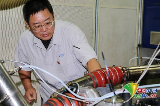大国工匠鹿新弟：“活的”机器能奏出动听的旋律
