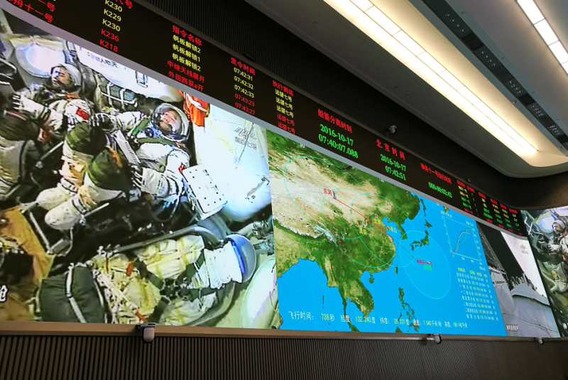 李克强在北京指挥中心观看神舟十一号发射
