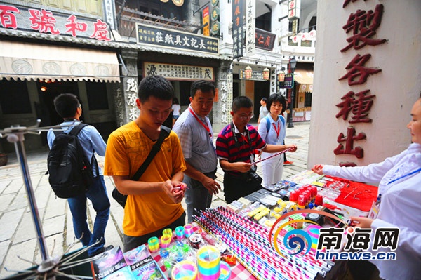 网媒记者探访海口冯小刚电影公社 体验民国穿越之旅