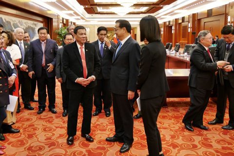 外交会谈中罕见一幕：菲方代表团为中国总理鼓掌