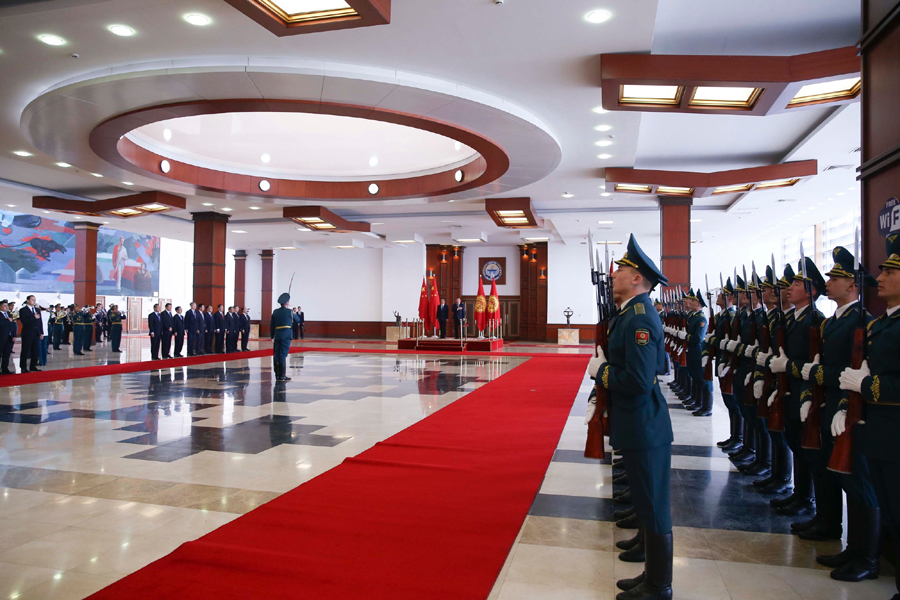 李克强抵达吉尔吉斯斯坦 红地毯盛迎中国总理