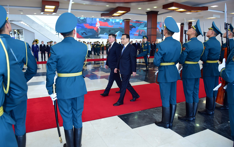 李克强抵达吉尔吉斯斯坦 红地毯盛迎中国总理