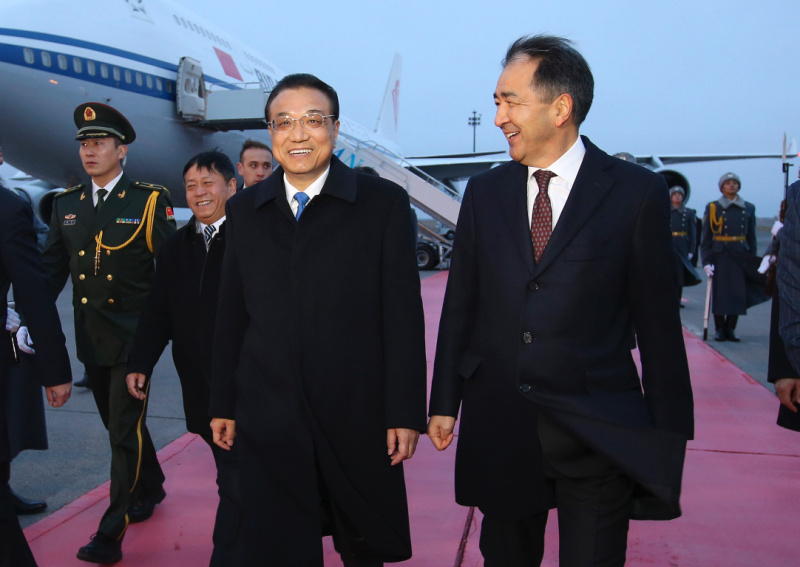 共同出席上合组织总理会后，哈总理先行回国在机场迎候李克强