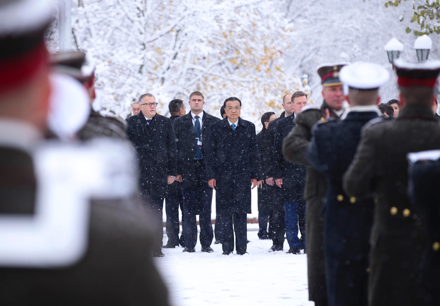 拉总理在漫天飞雪中举行仪式盛迎李克强