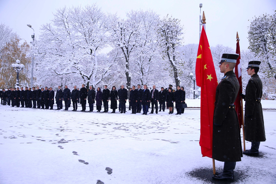 拉总理在漫天飞雪中举行仪式盛迎李克强