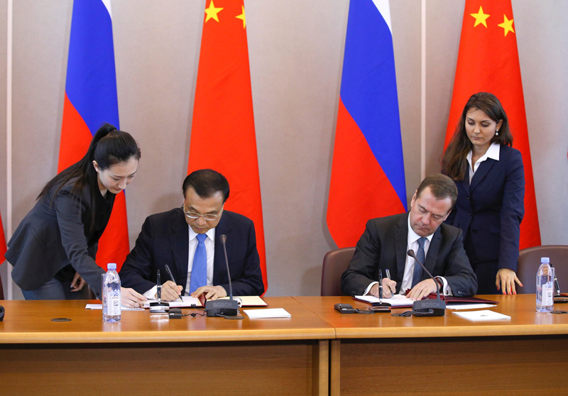 中俄总理共同出席签字仪式